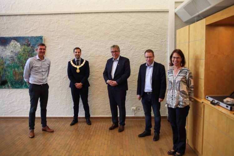 AnetteHansen's tweet photo. Ikke hver dag en av landets yngste ordførere blir valgt. KS styreleder Bjørn Arild Gram gratulerer Andreas Vollsand, ordfører i Time kommune https://t.co/9M2SyL0nIB