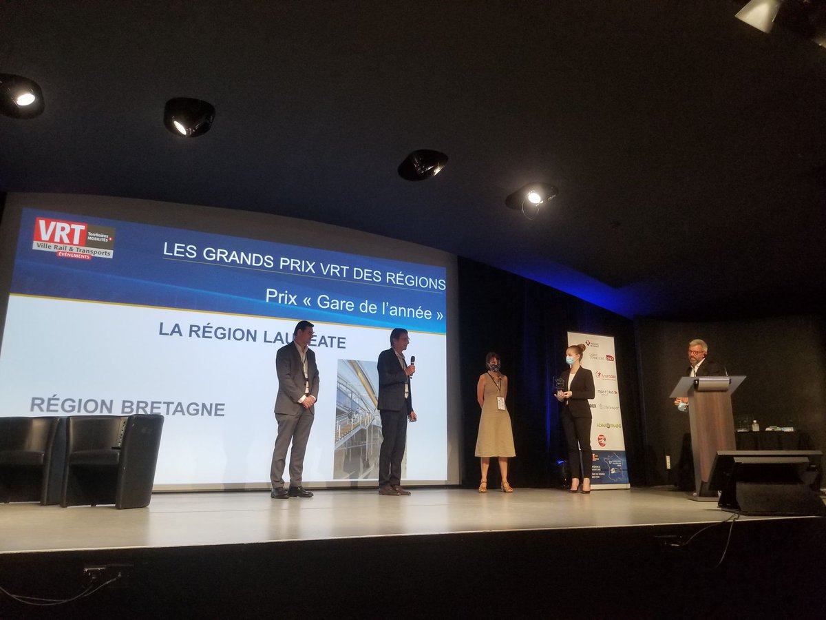 #GPR2020 🎉Félicitations à la <a href="/regionbretagne/">Région Bretagne</a> qui remporte le Prix du de la gare de l’année pour la gare de Rennes pour son pôle d'échanges incroyable. Prix remis par <a href="/MariehelPoingt/">Marie-Hélène Poingt</a>, Rédactrice en chef de <a href="/VRTmag/">Ville, Rail & Transports</a>. 🎉