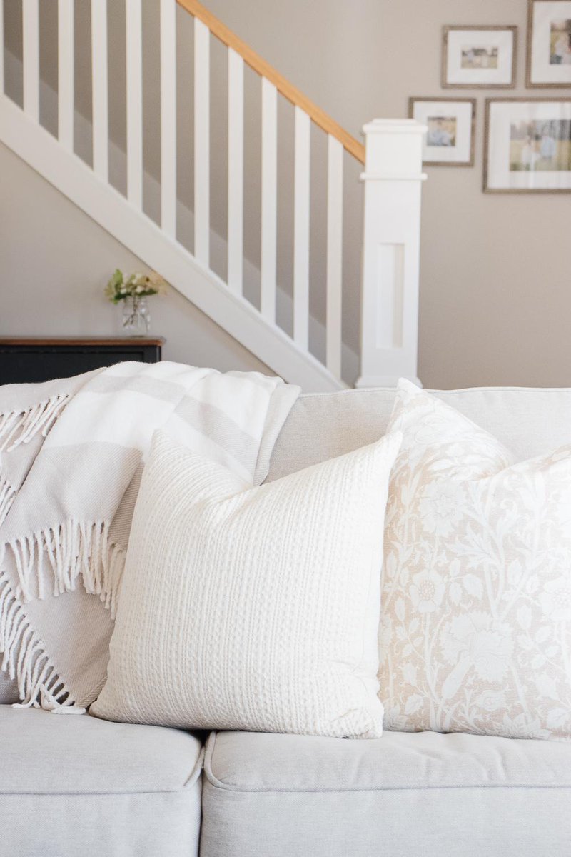 Kristi at Making it in the Mountains blog has a "less is more" approach to her neutral fall decor: makingitinthemountains.com/neutral-farmho…