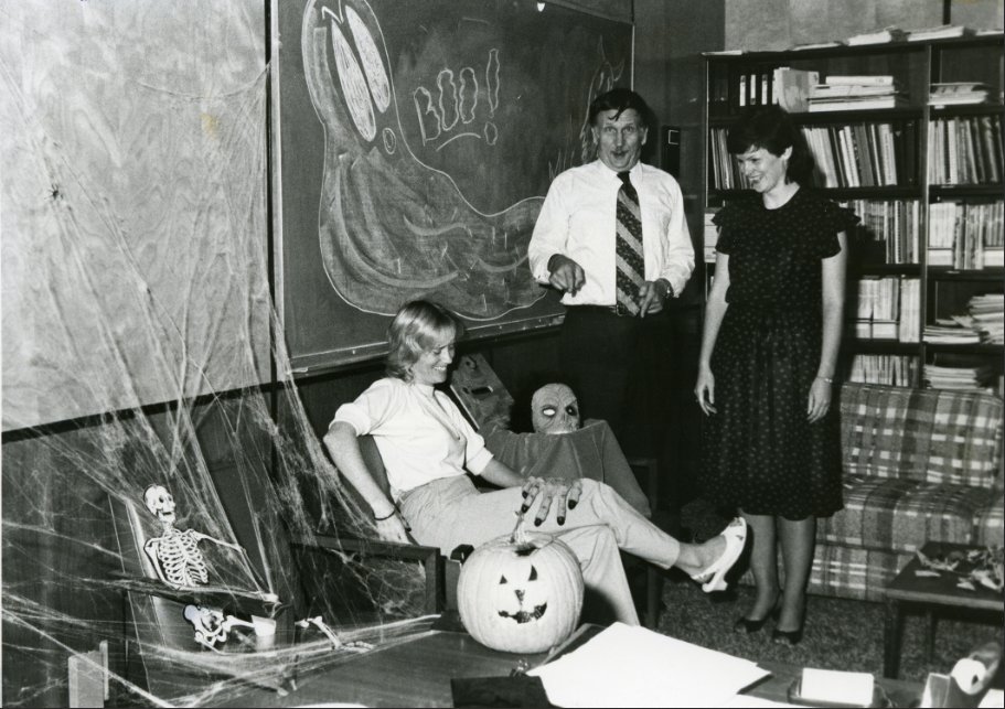 UAHArchives's tweet photo. Happy Halloween! We hope you have a delightfully spooky and safe weekend 🎃
Photo: Halloween festivities at UAH, undated. From the UAH Photograph Collection. #UAH #MaskUpUAH https://t.co/1ndgacb2a2