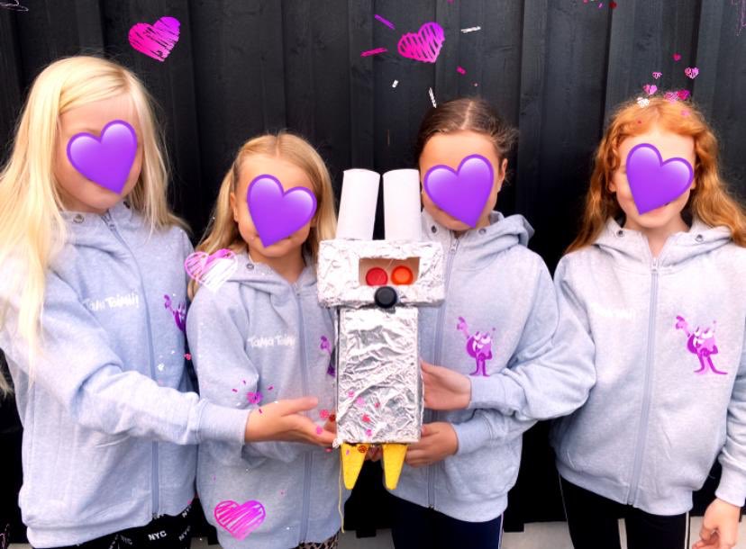 leenapontynen's tweet photo. Tämä toimii!Teknologiakasvatusprojektin testikäyttäjät rakensivat viime talvena robottikoiran, joka syö ja lajittelee roskia ja korvista tulee revontulia,eli lienee omavarainen myös energiantuotannossaan. Mitä kaikkea sinun oppilaasi keksivät,kun pääsevät kokeilemaan #tämätoimii? https://t.co/RaSM4TBj2N