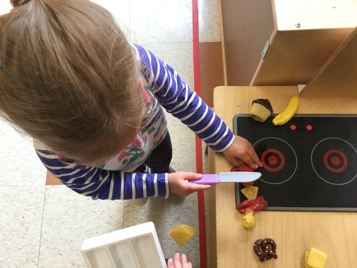 KeyworthELC's tweet photo. In Preschool we are working hard in the kitchen to prepare food for our picnic #dramaticplay #lifeinplay https://t.co/yBHnSmbqjL