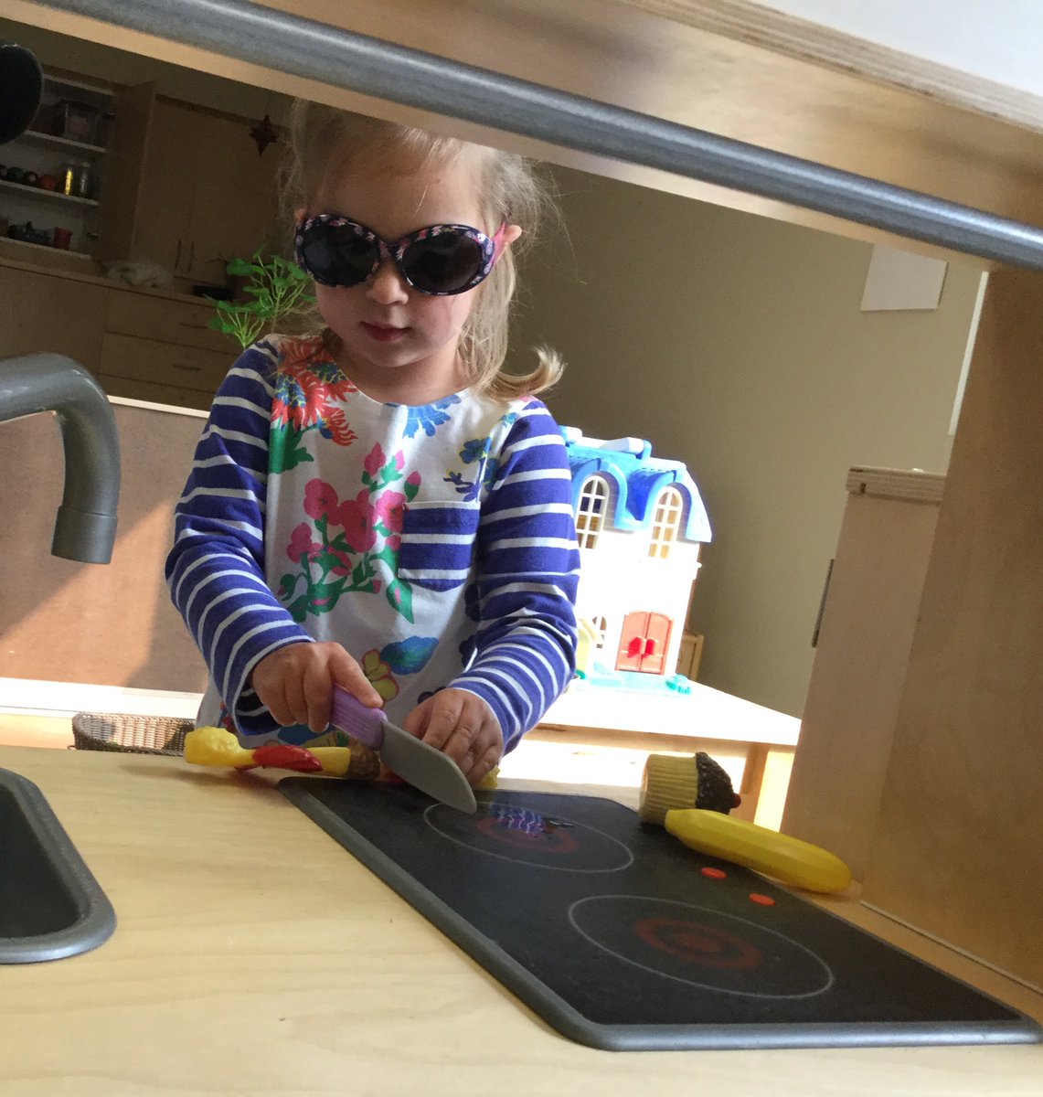 KeyworthELC's tweet photo. In Preschool we are working hard in the kitchen to prepare food for our picnic #dramaticplay #lifeinplay https://t.co/yBHnSmbqjL