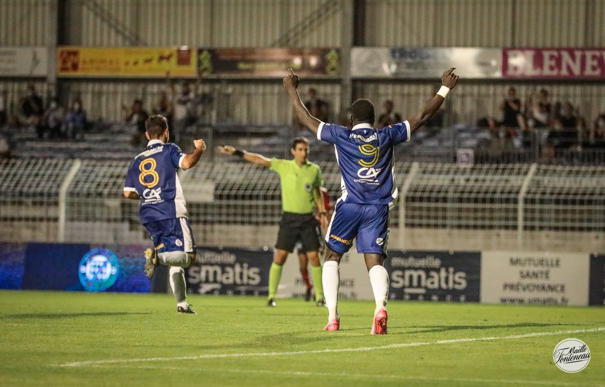 ACFC_16's tweet photo. 📸 Retrouvez en images la première victoire de nos bleus !
ACFC 1️⃣🆚0️⃣@vendeelesherbiersfootball
⚽️ #LéoFichten
📸: Maëlle Fonteneau
#ACFCVHF #Saison20202021 #National2 #ACFC🔵⚪️ https://t.co/3vvsyS2NZN