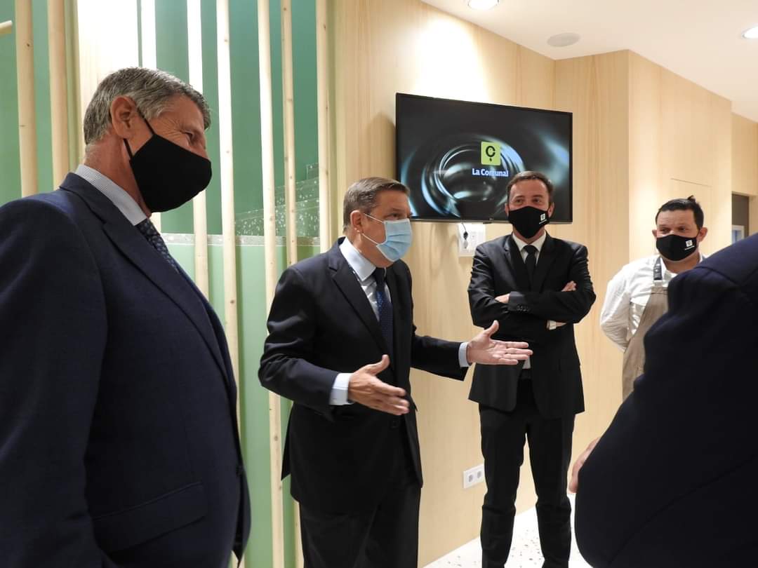 gobmapa's tweet photo. 📸🌿Visita del ministro @LuisPlanas a la tienda de la @PCOlivarero, recientemente renovada como un espacio para difundir la cultura del olivo.

✅El ministro apuesta por incrementar la demanda internacional y abrir nuevos mercados para el #aceitedeoliva

👁‍🗨https://t.co/wvgpcb6RhC https://t.co/u9zWVpCOkZ