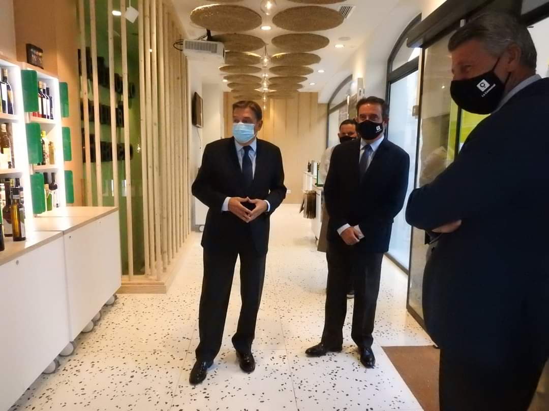 gobmapa's tweet photo. 📸🌿Visita del ministro @LuisPlanas a la tienda de la @PCOlivarero, recientemente renovada como un espacio para difundir la cultura del olivo.

✅El ministro apuesta por incrementar la demanda internacional y abrir nuevos mercados para el #aceitedeoliva

👁‍🗨https://t.co/wvgpcb6RhC https://t.co/u9zWVpCOkZ