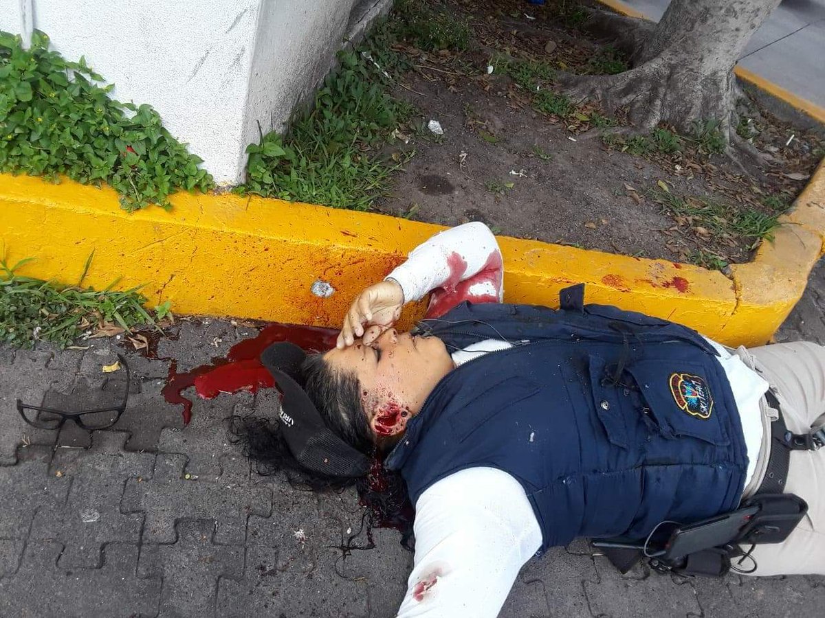 ElPerro11218540's tweet photo. Sujetos armados ejecutan a balazos a una elemento de tránsito del municipio de #Uriangato, Guanajuato.. https://t.co/fLPHlCBqkQ