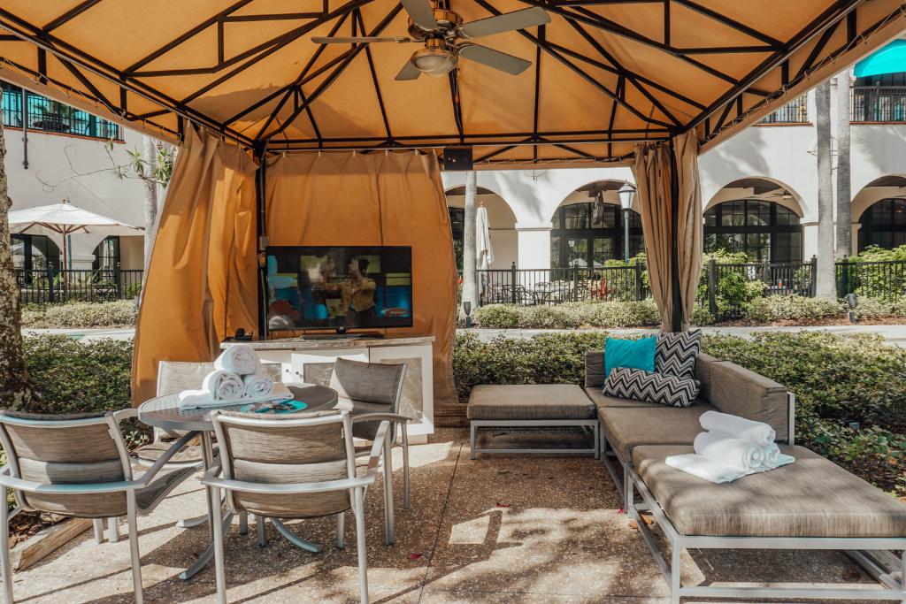HRHUniversalORL's tweet photo. Rest and relax like a true rock star in one of our poolside cabana's during your next #HardRockHotelOrlando vacation. (📷: trippingwithmybff) https://t.co/ziHvuRcvaL