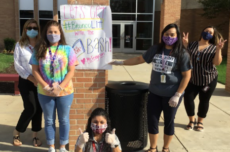 LibraryAustinMS's tweet photo. @Austin_Broncos 6th Graders, bring your iPads to the Bronco Book Bash! We can't wait to see you! #BroncoReads #BroncoBookBash #GetYourBooks #9AMto4PM #Tuesday @MsMartinez_20 @AMS_HopeLee @saramoore @MsFergusonELAR @SobersKrystal https://t.co/cvyulRjvJI