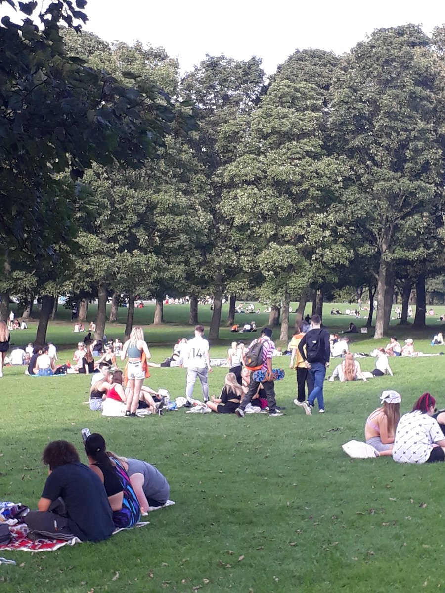 jillsett's tweet photo. Students can pass their A levels but dont seem to be able to count to six. Woodhouse Moor, Leeds this afternoon.
#RuleOfSix #hydeparkleeds #Students #Covid_19 #notestsavailable #ToriesOut #leeds https://t.co/pobw0zuMAK