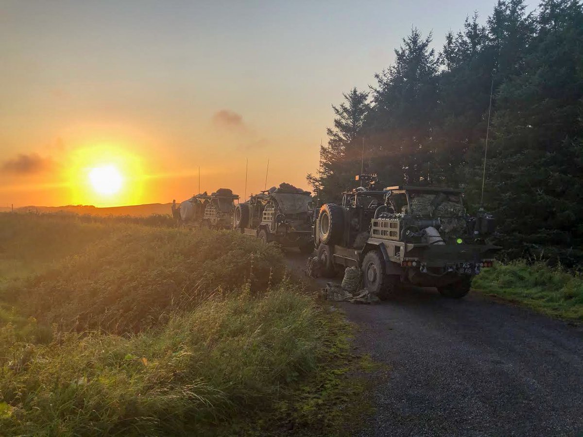 SCOTS_DG's tweet photo. C Squadron's 3rd Troop prepare their vehicles as the sun goes down. 
.
Operating at night allows us to out-manoeuvre the enemy, staying out of sight to achieve the element of surprise. This is essential in our role as reconnaissance soldiers. https://t.co/Zm05TGXrOt