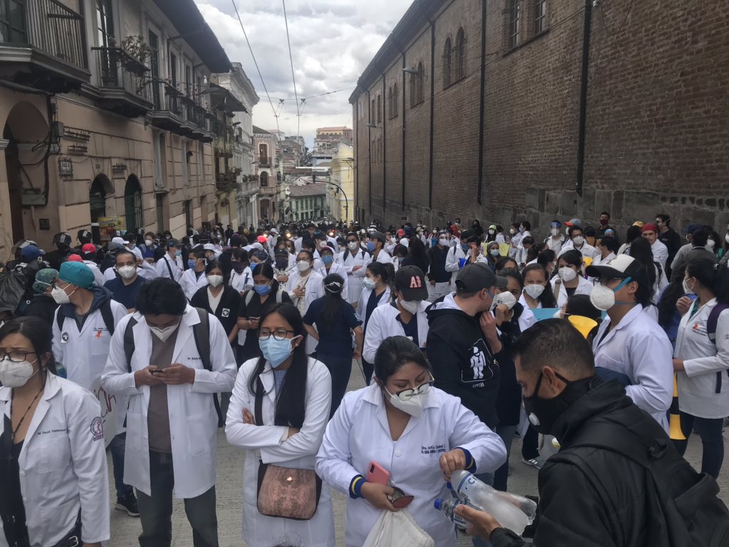 Materan91's tweet photo. Hoy es un dia historico! Nadie se cansará ni desmayará! RESPETO AL MEDICO POSTGRADISTA @postgradistasEC. Basta de atropellos @Salud_Ec @DrJuanCZevallos https://t.co/iMbIR0oSOD
