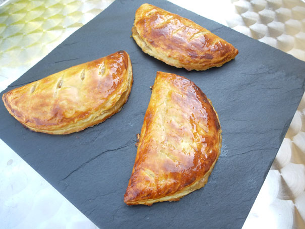 CookingCook1's tweet photo. #recette #dessert #chausson #pommes Envie d'une petite viennoiserie pour le goûter ? Voici une recette de chausson aux pommes facile, rapide et disponible sur : https://t.co/48cZSKR4V7 https://t.co/PUnklN6Xwi