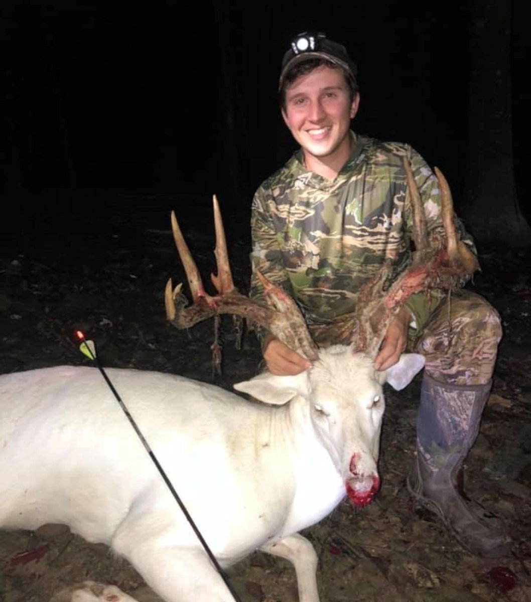 Check out this incredible Velvet Albino 11pt shot by Bryan Ireland using Bloodsport Gravedigger Broadheads. What a deer of a lifetime, way to go Bryan!!!

#IAMSPORTSMAN #DeerWeek #hunting #deer #whitetails #albino #velvetbuck #albinovelvetbuck #BBD