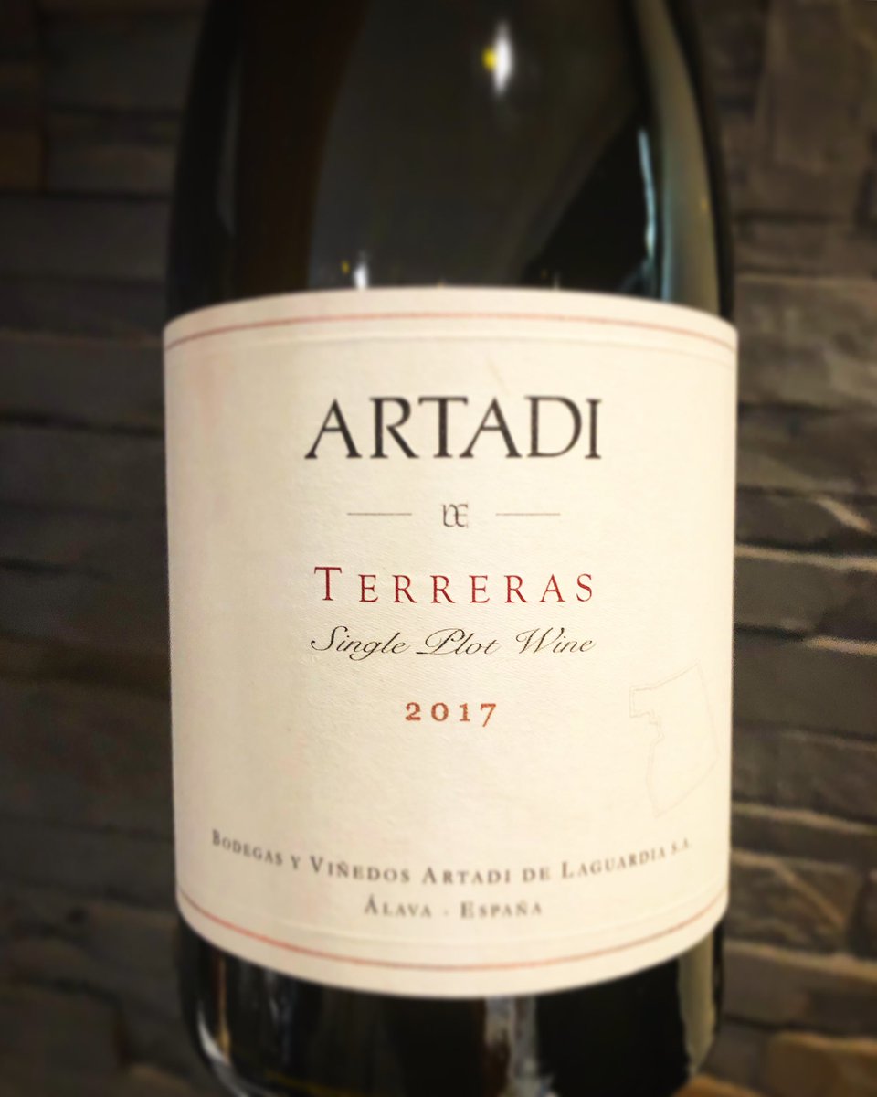 WINEGarrido's tweet photo. Artadi Terreras es la cuvée que Juan Carlos López de Lacalle elabora en #exclusiva para Vila Viniteca 🍷 Está formado por dos #parcelas , una plantada en los años 1960 y la otra en 1982 🙌🏻 Impresionante este 2017 en El Peregrino 😊 #avan19 https://t.co/tLeXadx180