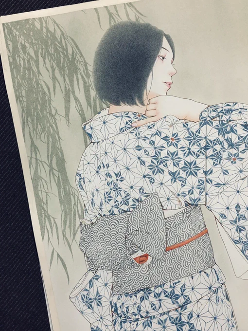オリーブにペイニーズグレイとホワイトを混ぜてバックを薄くハケで塗る。この時1番厄介なのがペン入れの最中にできる手の油染みである。これがあると絵の具をはじいて色がまだらになってしまうのでいつも最新の注意を払うのだが…今回はギリセーフ。 
