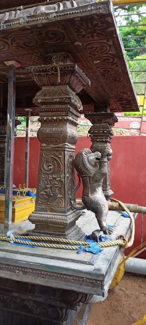 అదృశ్యం...అపచారం...ఘోరం...  

అంతర్వేది ఘటన మరువక ముందే చోటు చేసుకున్న మరో పెద్ద సంఘటన. విజయవాడలోని ఇంద్రకీలాద్రిపై వెలసిన దుర్గమ్మ దేవస్థానంలో మహా మండపం వద్ద అమ్మవారి రధానికి ఉన్న నాలుగు సింహాలలో మూడు సింహాలు చోరీకి గురయ్యాయి. (1/2)