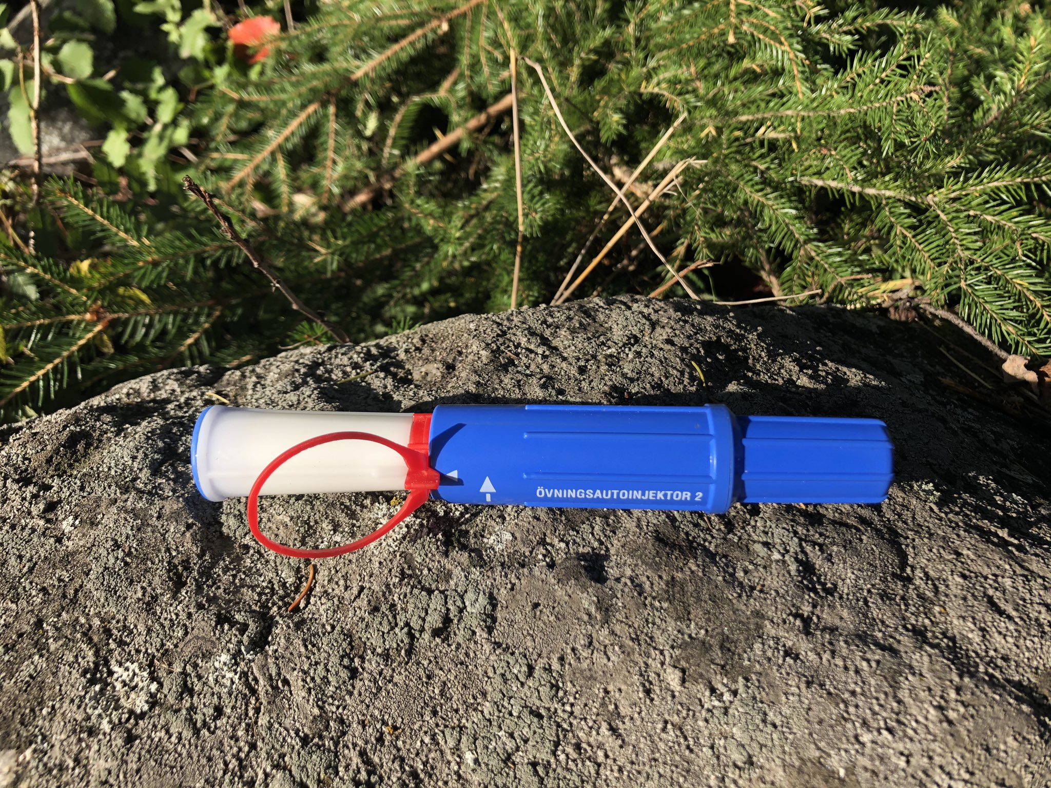 CBRN-skolan on Twitter: "Försvarsmaktens nya autoinjektor. Den äldre ...