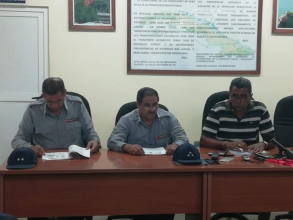 SchirrmannR's tweet photo. #Cuba CONOCELOS! De Izquierda a derecha,  Jefes de #PoliciaCuba 1 Mario Ríos Teniente Coronel 2 Roberto Jefe Unidad Transito 3 Becerra  Jefe de Licencia y Conducción, todos corruptos!, #RepresoresCubanos #RepresorID #violacion de #DDHH #Corrupcion https://t.co/pM5DmCYgk8