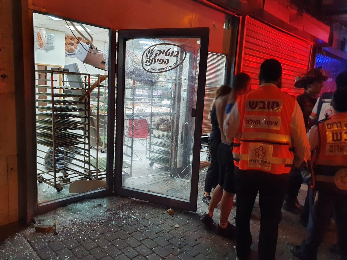 manniefabian's tweet photo. More from the scene of the rocket impact in Ashdod, 6 injured. https://t.co/9ECtK1JR4b