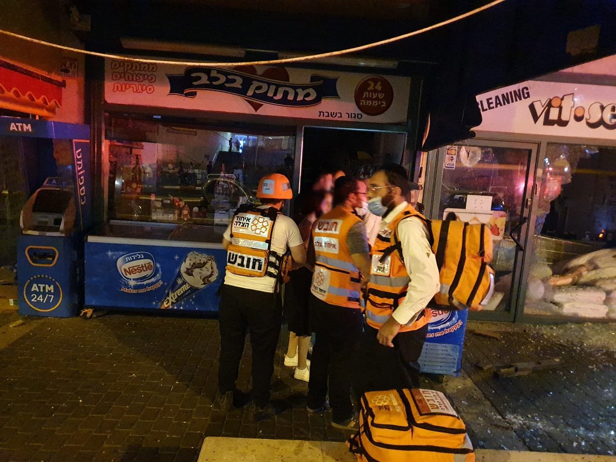manniefabian's tweet photo. More from the scene of the rocket impact in Ashdod, 6 injured. https://t.co/9ECtK1JR4b