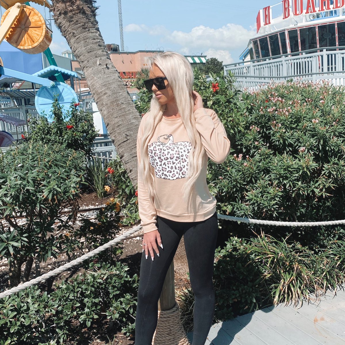 {Fall}ing for this beige pumpkin  sweatshirt!! $24.99 message me to purchase 🎃