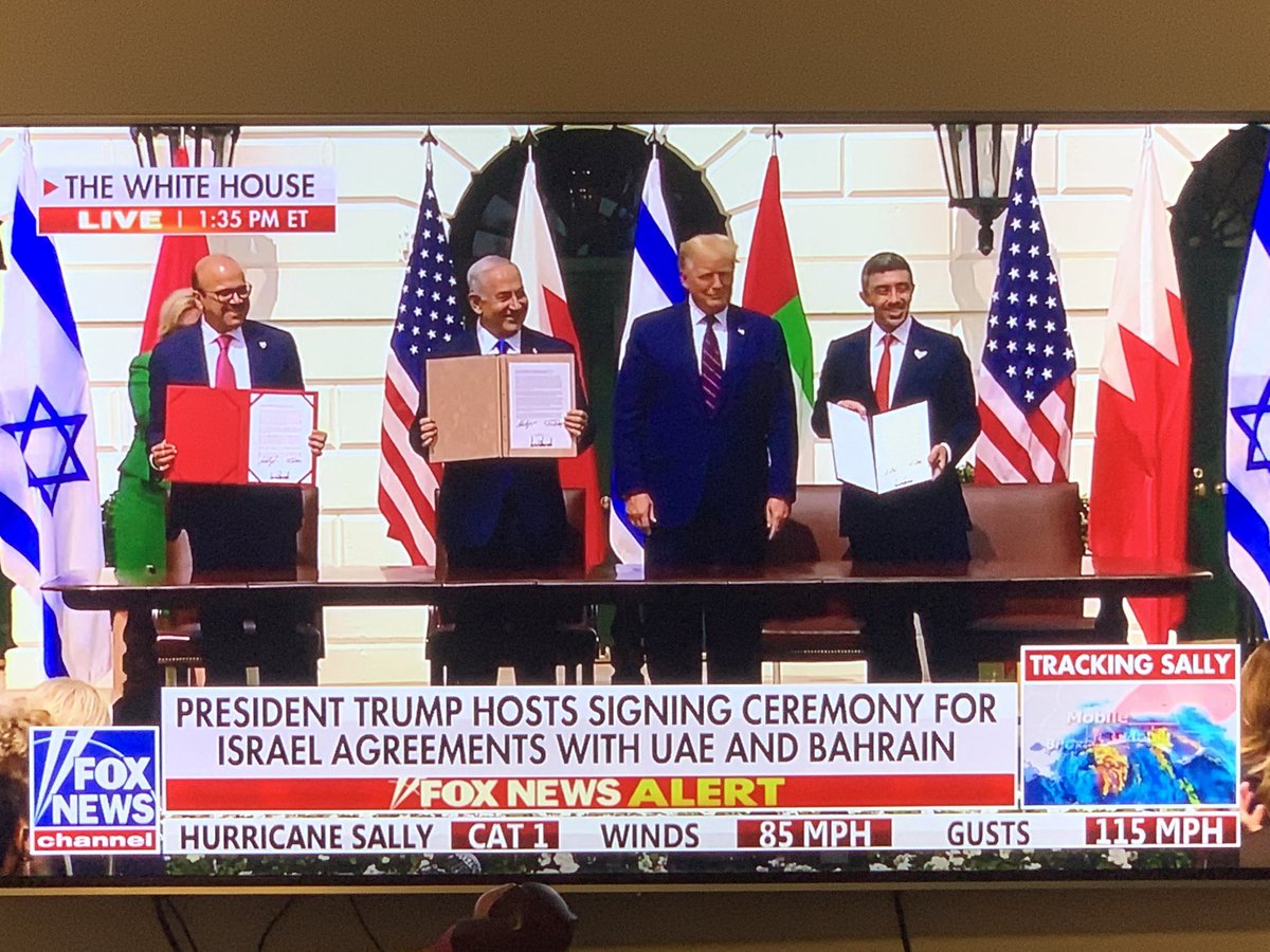 julienbahloul's tweet photo. #BREAKING : #Israel, les #Emirats Arabes Unis et le #Bahrain sont désormais en paix et ont officiellement établi des relations diplomatiques ! Les documents du traité de paix signés en arabe, hébreu et anglais. Un jour de #Paix au Proche-Orient, c’est si rare 👏 https://t.co/lDyMUZenx0