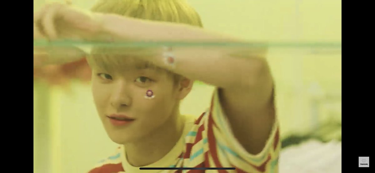 If you look closely at Park Jihoon’s arms you’ll see a dandelion, which is one of G-dragon’s signature element