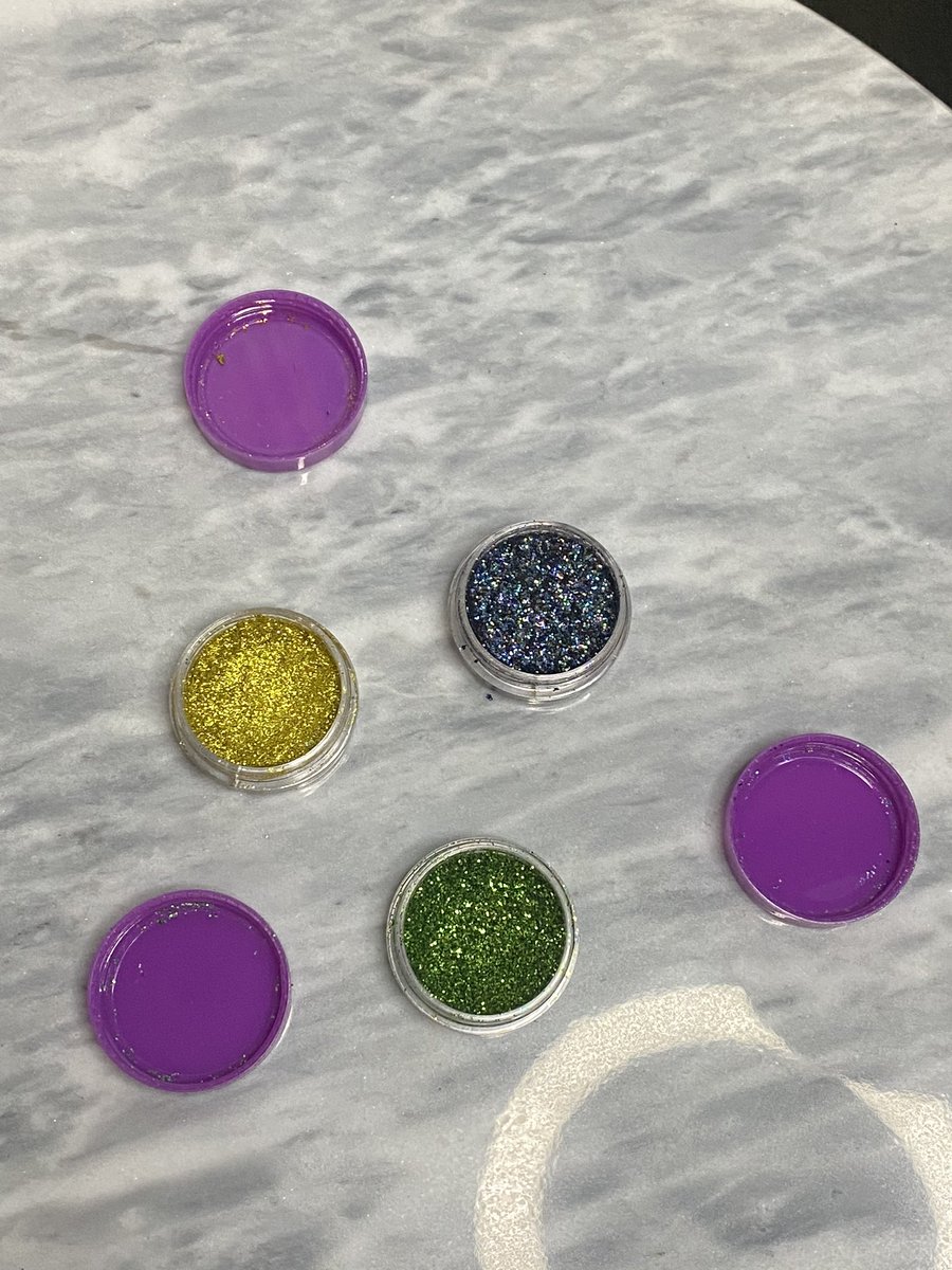 OneiroBeauty's tweet photo. ✨ Sparkle sparkle ✨
Did you know that all of our products are made with skin-smoothing and age-defying ingredients? Plus, we don’t use the bad stuff like parabens or phthalates. The result is beautiful colors that keep your skin radiant even after you take them off! https://t.co/BVhIXyQ44j