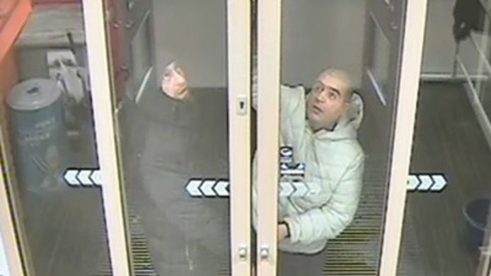 Politie geeft beelden vrij van mannen die verdacht worden van inbraken in Gouda en Alphen. ..