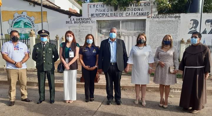 #Todolohacemosbien

🇭🇳 #15deSeptiembre   |   Como un homenaje a Honduras en su "199 Aniversario de Independencia", las autoridades civiles, militares, educativas y religiosas de Catacamas dieron el ¡Viva Honduras!.
¡ Volveremos a celebrar juntos !

😷 #USAtuMASCARILLA