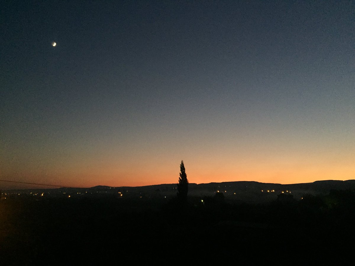 Penceremden gördüklerim yalnız duran bir kavak ağacına her gün eşlik eden güneşin batışı ile yerini komşu evlerin ışıklarının birer birer yanarak ağaca eşlik etmesi ve bütün bunlarla birlikte benim göremediklerime de tanık olan  hilal
