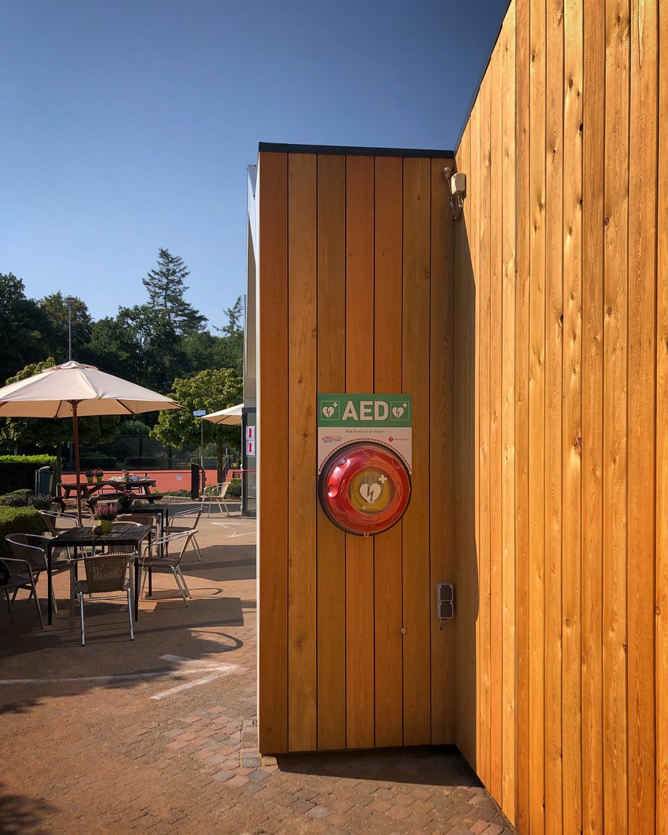 tvbergendal's tweet photo. #AED hij hangt er weer! Motto: red levens in onze buurt. https://t.co/xbu830ch8M