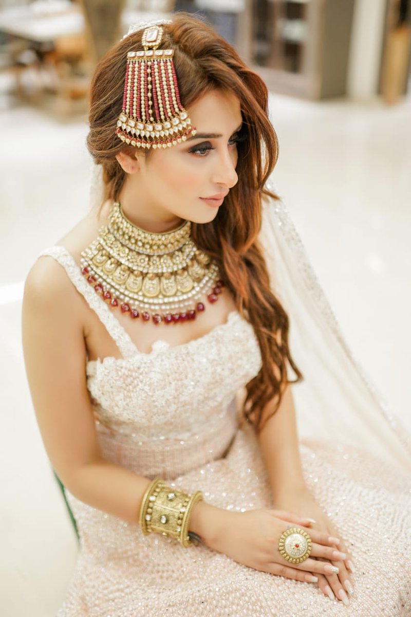 Fly7News_'s tweet photo. DAMN @MahiraSharma_ beauty got us totally hypnotised. Looking like a royalty. We could just sit all day and gaze at her beauty . 

#mahirasharma #actress #bollywood #television #biggboss #beautiful #goregeous #beauty #AlwayswithMahira 

@_MahiraSharma 🤍🤍🤍 https://t.co/aageIGpr8k