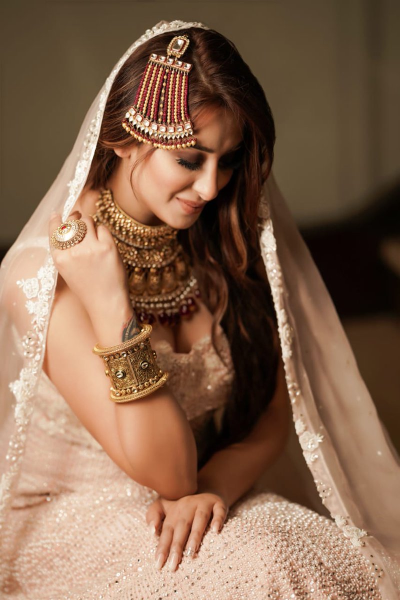 Fly7News_'s tweet photo. DAMN @MahiraSharma_ beauty got us totally hypnotised. Looking like a royalty. We could just sit all day and gaze at her beauty . 

#mahirasharma #actress #bollywood #television #biggboss #beautiful #goregeous #beauty #AlwayswithMahira 

@_MahiraSharma 🤍🤍🤍 https://t.co/aageIGpr8k