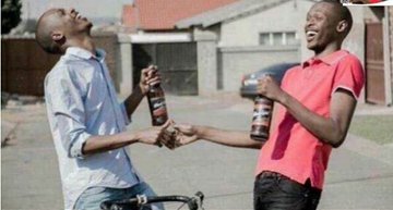 MrSpiral07's tweet photo. Hanzi akarambirwa kuti anga anyepa kuti arikuya akapfeka T shirt yakanzi hatiperi iye akuya akapfeka fake Gucci @hatiperi_wacho hona zvakuitika #Streetupdate https://t.co/nT5d5WX4H3