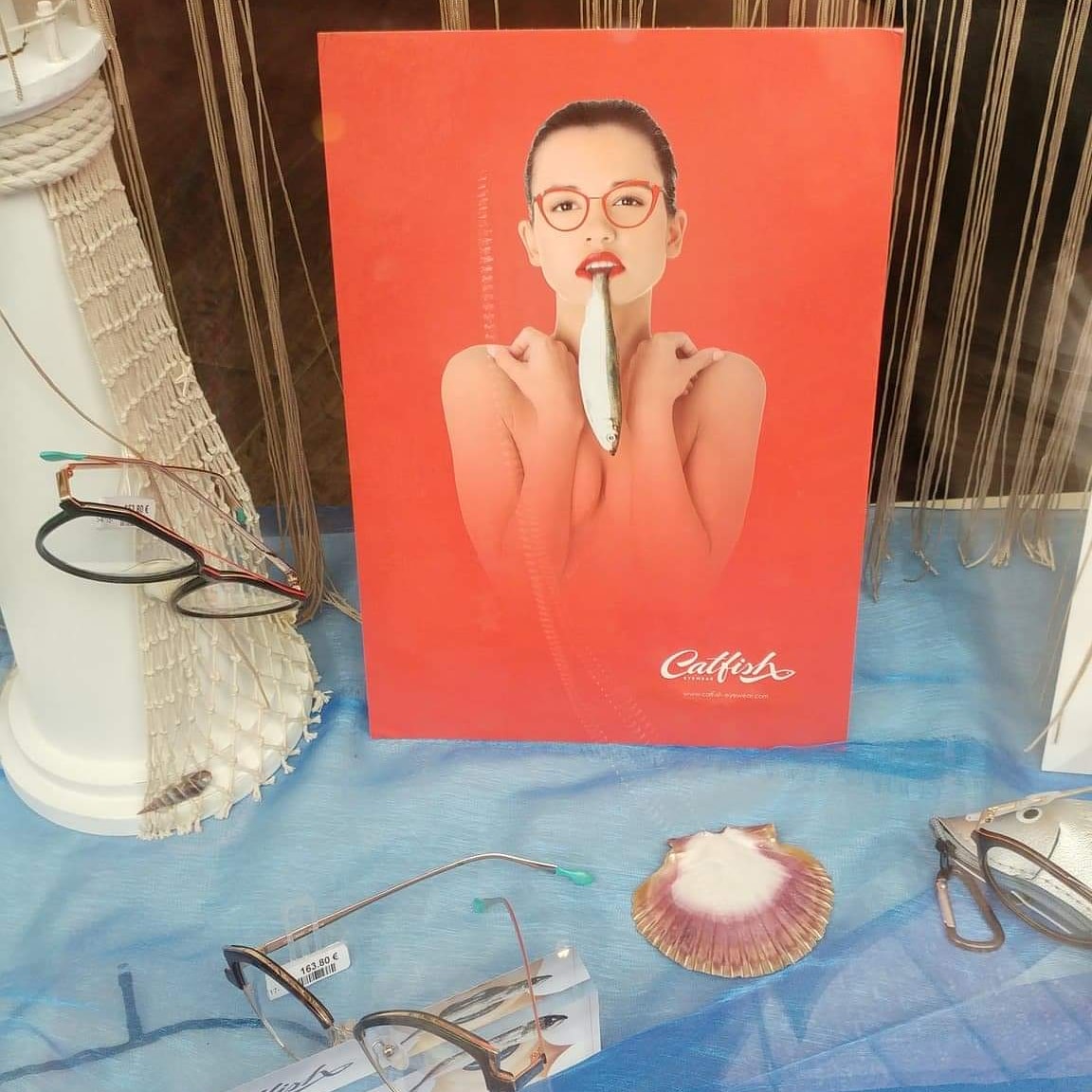 PepiteSexiste's tweet photo. - On met quoi sur notre pub ?⁣
- Une femme nue ? ⁣
- Ok mais faut montrer le produit... 
- Bah on lui met des lunettes !
- Bien, mais faudrait faire une réf à notre marque "catfish" ⁣
- On lui ajoute un poisson dans la bouche ? ⁣
- Génie, ça part ! ⁣ https://t.co/2SiCXAUfWn