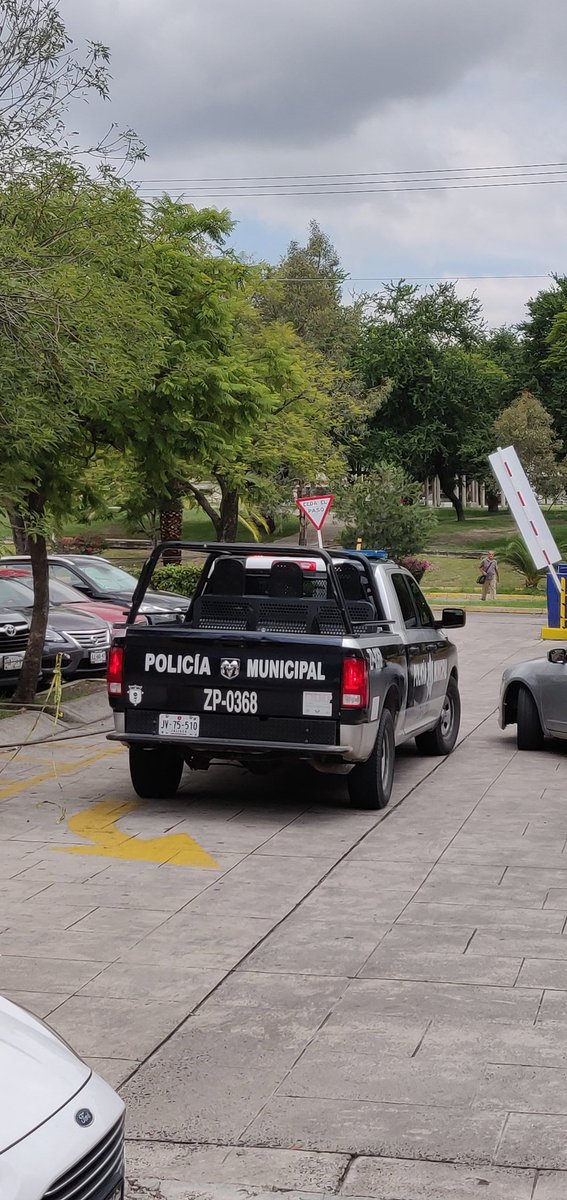 gansoaceves's tweet photo. La patrulla de @PoliciaZapopan poniendo el ejemplo de como NO ser un ciudadano decente. 

Es muy difícil estacionarse bien aunque seas la policía?

@PoderAG_Zap @ZapopanGob @MovilidadZap https://t.co/usLymIVXnX