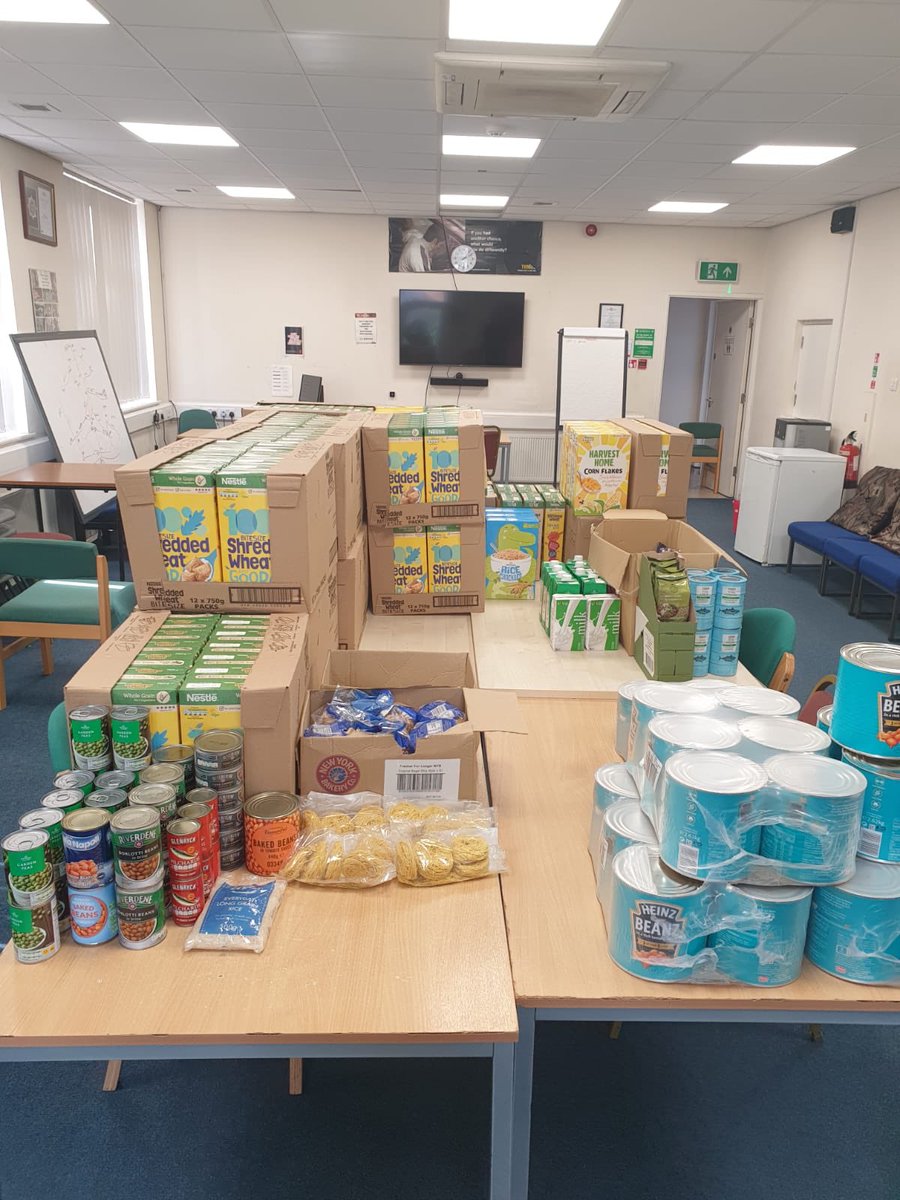 #Selby Blue Watch have teamed up with Barwic Parade Community Primary School to distribute donated food.

They have dry & canned food

If you ring the station door bell a crew member will meet you and fill one bag, emergency calls permitting 

@Selby_Times 
@HortonSelby 
@SelbyDC
