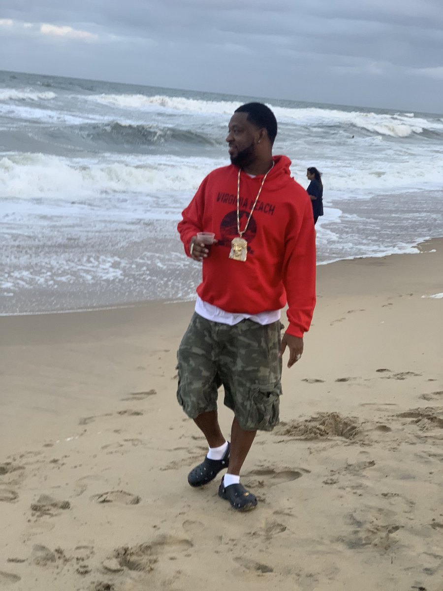 keepingit_200's tweet photo. Hennessy and A Beach Can’t Go Wrong https://t.co/Q2DVH2PCYc