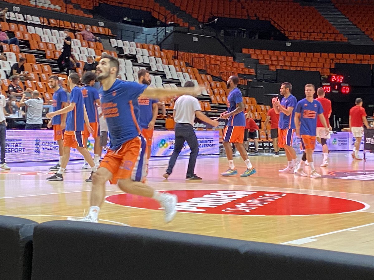 ferminrodriwez's tweet photo. Kalinic a punto de despegar!!! El Bicho!!!
#IveaDream🍊 https://t.co/PDFUV6lQ9v