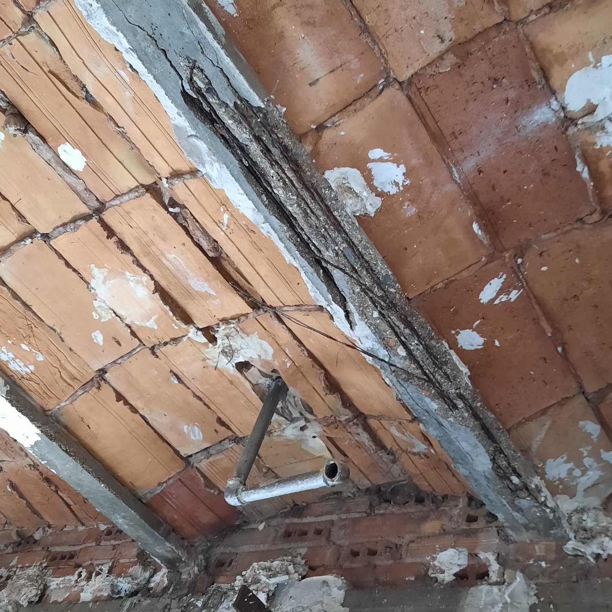 SP25arquitectes's tweet image. Sorpreses que et trobes a les obres i que fan canviar completament el curs d'un projecte de rehabilitació.
#arquitectura #architecture #estructures #structures