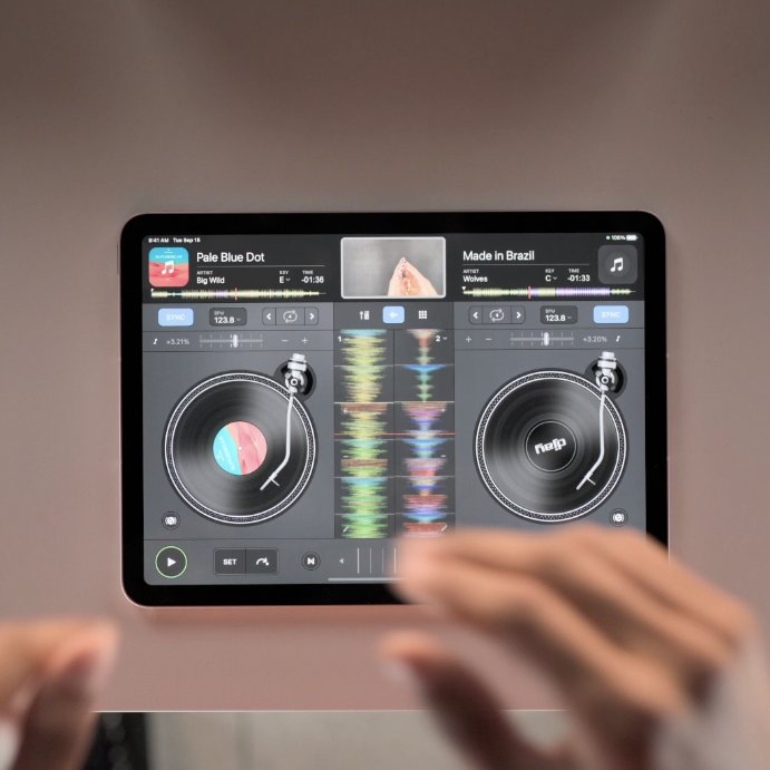 marcusanz's tweet image. #AugmentedReality is not the application but the enabler behind some of the coolest #Apple #iPad Apps. #AppleEvent