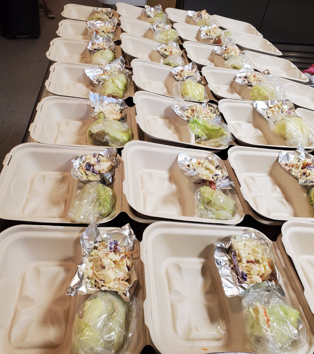 HerronClint's tweet photo. Packing lunches to help people in need. #ourEGthing #LIFEatATT @LEAGUE_ATTKC @LEAGUEatATT #TrinityUMC https://t.co/7nhzTLRlGn
