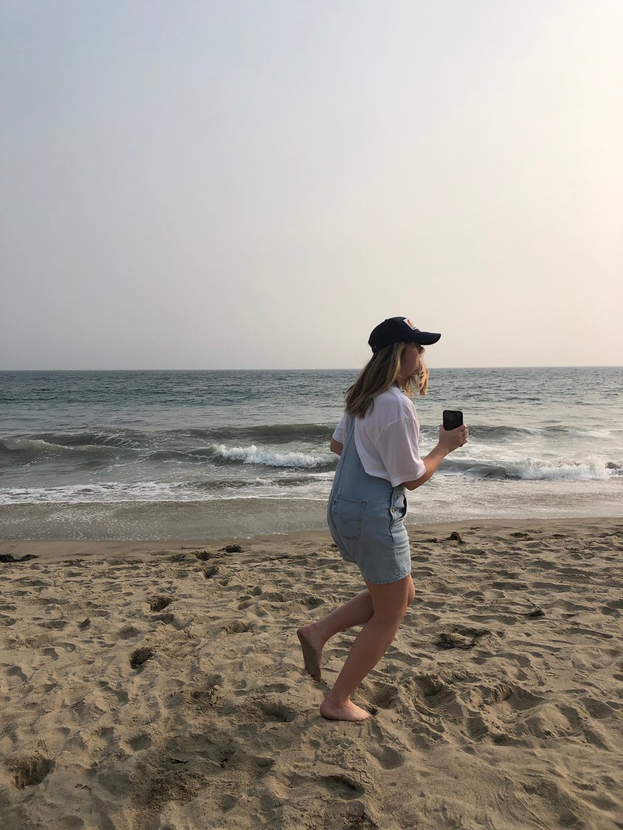 HeyHarpClare's tweet photo. here is me frocking in a beach in malibu #myheartisfull #letmestay https://t.co/RXFms8ET4T