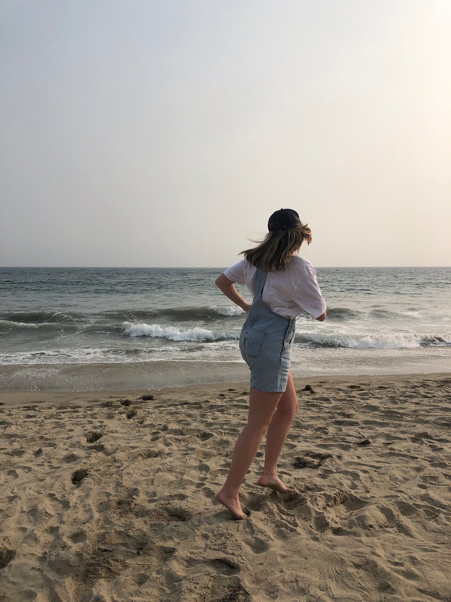 HeyHarpClare's tweet photo. here is me frocking in a beach in malibu #myheartisfull #letmestay https://t.co/RXFms8ET4T