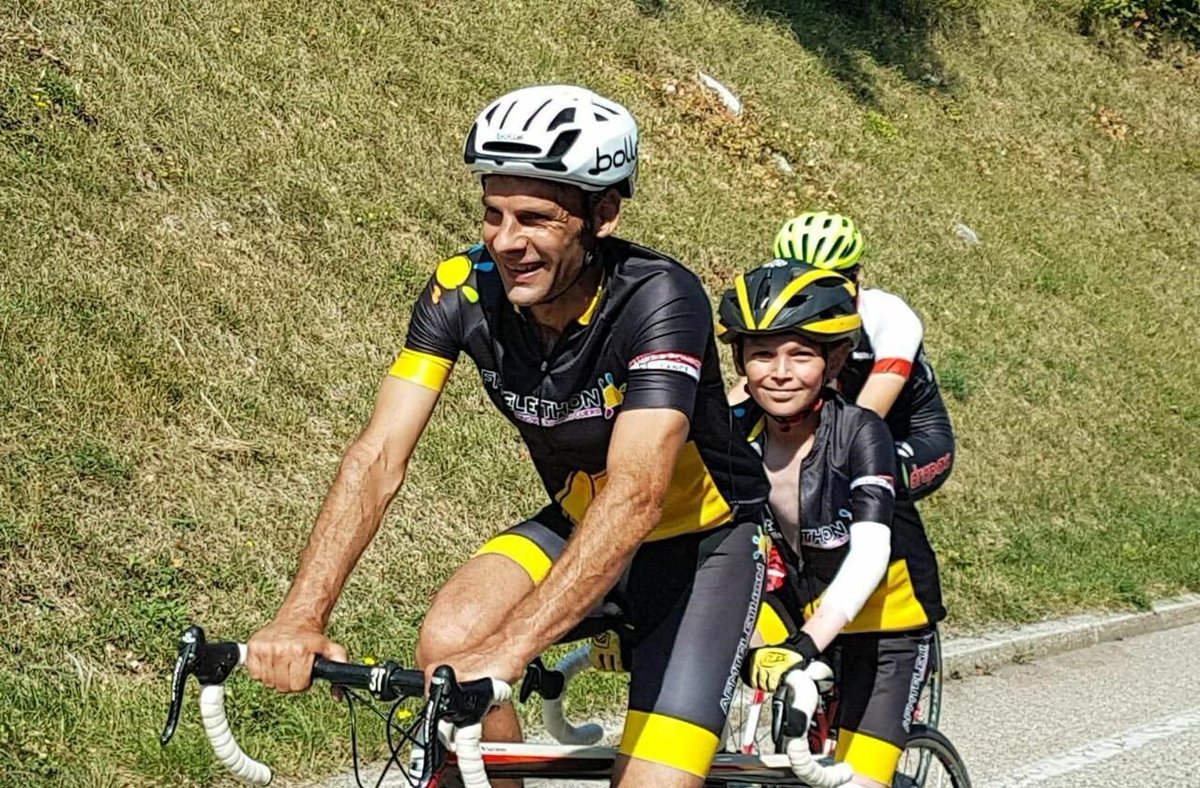 leparisiensport's tweet photo. Tour de France : Léo, 12 ans, atteint d’une maladie rare, a franchi la ligne comme les grands
➡️ https://t.co/FRNYzA3kQv https://t.co/S00hruocDS