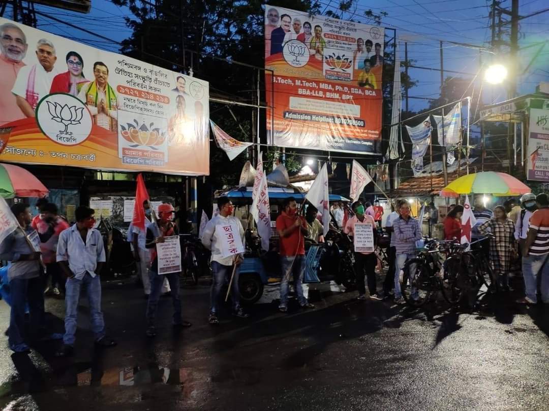 Protest from Balirmore to Chinsurah Ghorir More, Hooghly, West Bengal.
#EducationForAll #RejectNEP 
#EmploymentForAll 
#SFI #InquilabZindabad