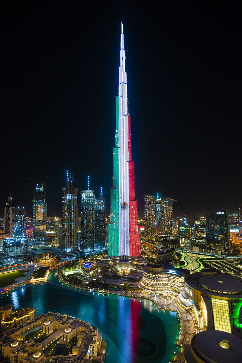 Con motivo del 210 Aniversario de la #Independencia de #México y como un gesto del excelente estado que guardan las relaciones entre nuestros países, el #BurjKhalifa se viste con los colores patrios.