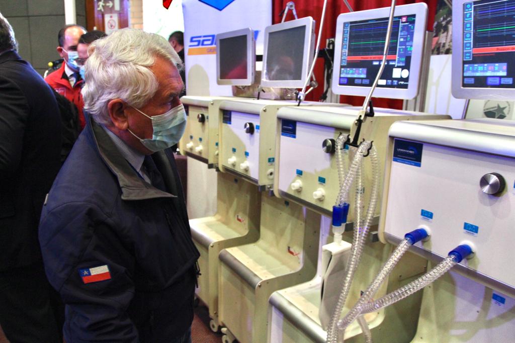 ministeriosalud's tweet photo. [📍Valdivia]

Ministro @DrEnriqueParis visita el @H_BaseValdivia donde revisa los ventiladores mecánicos elaborados en la región. https://t.co/J5UEB27rFM